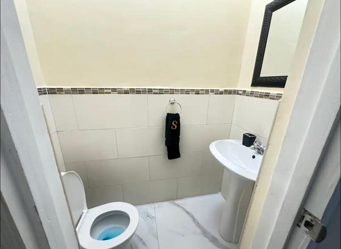 J Luxury Stay In 金斯敦 外观 照片